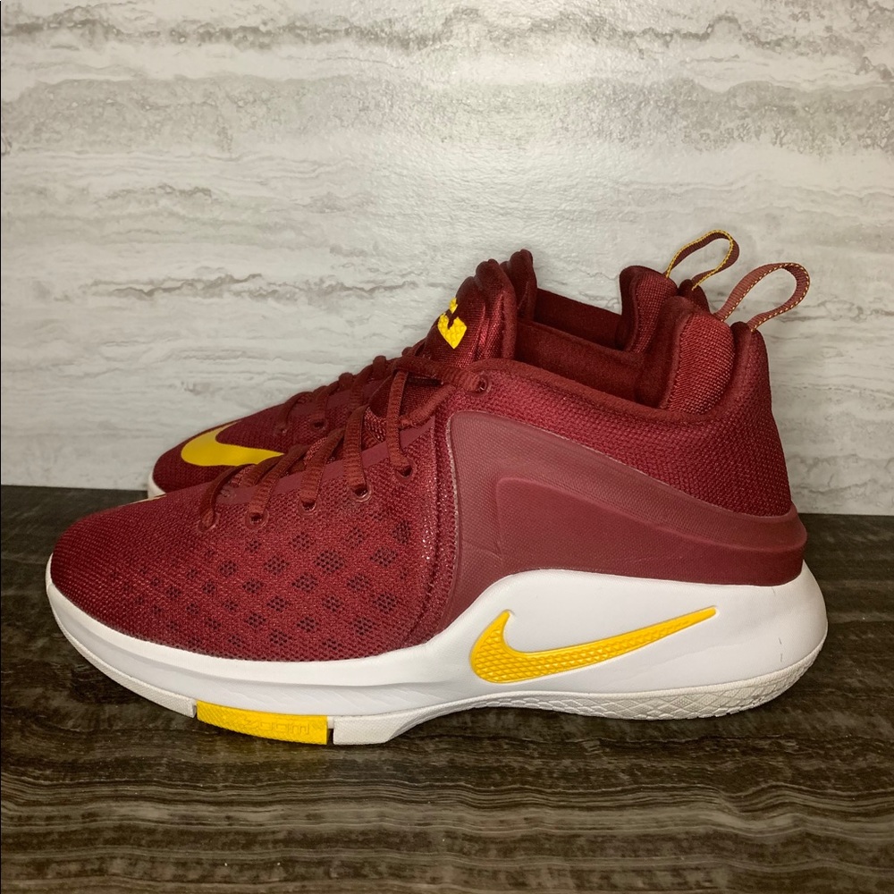 Nike LeBron Zoom Basketball Size 7Y (Womens 8.5)